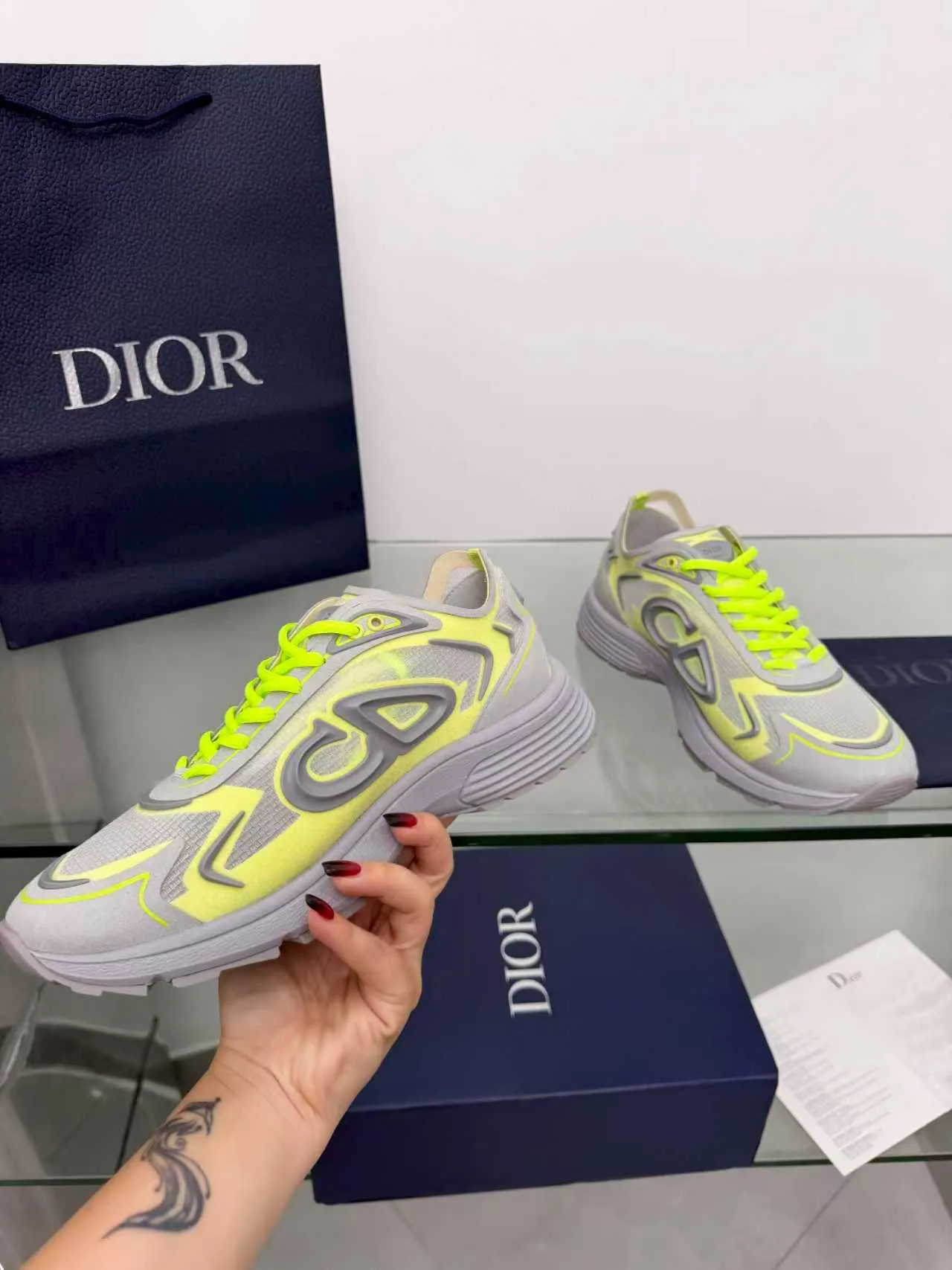 Men's men's shoes P560! DIOR#B30 COUNTDOWN TECH shoes 1. Inspired by lighter running shoes this season 2. Made of multi-layer transparent nylon upper, full of futuristic feel 3. CD30 rubber logo on the tongue/heel to highlight the brand style 4. Equipped with ultra-light foam midsole for the ultimate comfortable wearing experience 5. The entire series uses WELDED (seamless bonding) technology to ensure durability and lightness 6. Full-size dopamine color matching, perfect choice for couples shoes😜